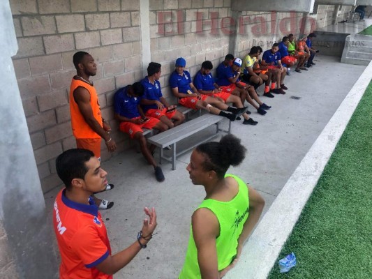 Fotos del ambiente en el estadio de Choluteca para el repechaje Lobos UPNFM vs Real España