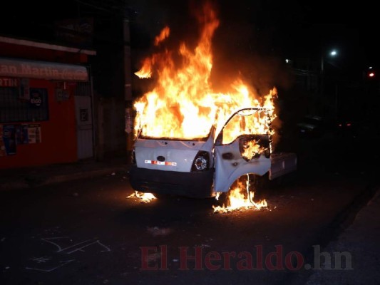 FOTOS: Así quedó el vehículo de la Policía incendiado afuera del Estadio Nacional