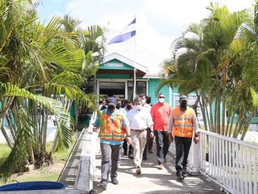 En fotos: Así fue el recorrido de Juan Orlando Hernández en la devastada Guanaja  