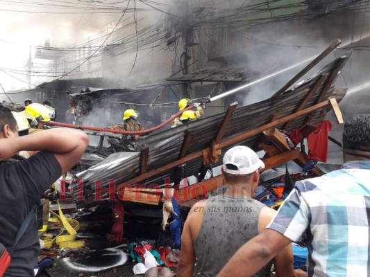 Pánico, zozobra y caos: así fue el pavoroso incendio en la sexta avenida de Comayagüela