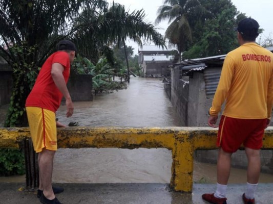 Casas sin techo y fuertes inundaciones deja frente frío en el norte de Honduras