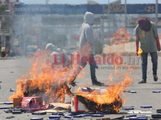 FOTOS: Las tomas enfrente de la UNAH que obstaculizaron el paso vehicular en el bulevar Suyapa