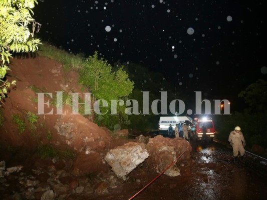 Fotos del dramático rescate de personas soterradas en la colonia Los Llanos de la capital