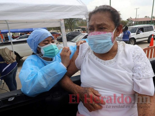 Con fluidez y orden avanza vacunación de adultos mayores en Parada Marte y UTH (FOTOS)