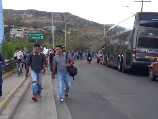 Imágenes del caos vial en la salida al sur ante la toma de calle de los pobladores de la aldea Yaguacire