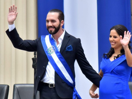 De azul y mostrando su avanzado embarazo, así llegó Gabriela Rodríguez a la investidura de Nayib Bukele