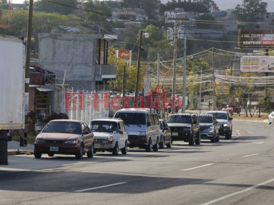 FOTOS: Enormes filas en gasolineras para abastecerse de combustible