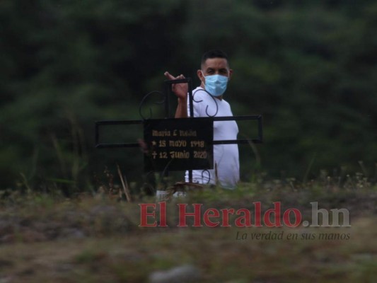 Drama de familias hondureñas en cementerio donde yace mayoría de víctimas de covid-19 (FOTOS)