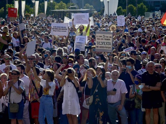 Imágenes: Fuertes protestas en Madrid tras medidas de bioseguridad adoptadas por el gobierno