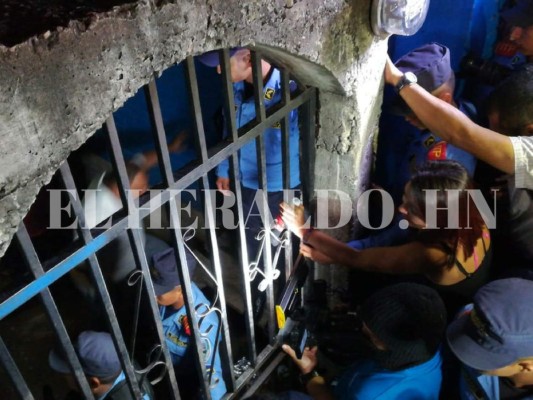 Dramáticas imágenes de parientes envueltos en llanto dejó asesinato de personas en un bar de El Carrizal número 2