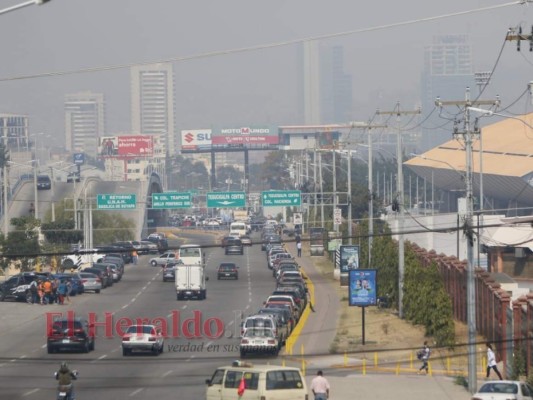 FOTOS: La capital se viste de gris por el humo que dejan los incendios forestales