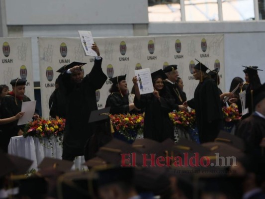 Las conmovedoras imágenes de los padres de Silvia Izaguirre al recibir el título universitario de su hija asesinada