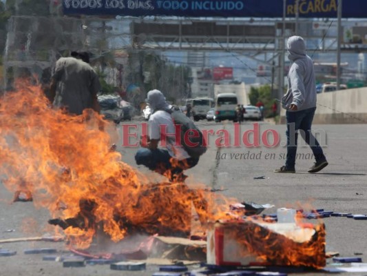 FOTOS: Las tomas enfrente de la UNAH que obstaculizaron el paso vehicular en el bulevar Suyapa