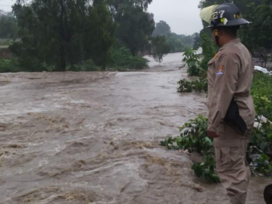 Caos e inundaciones dejan fuertes lluvias y frente frío en el norte de Honduras