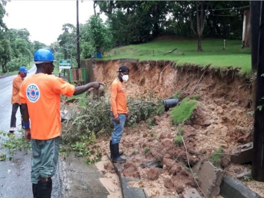 Fuertes lluvias dejan aludes, inundaciones y caídas de árboles en distintos sectores del país