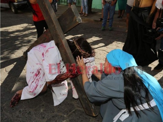 Impresionante vía crucis en Viernes Santo retrata la pasión de Jesucristo