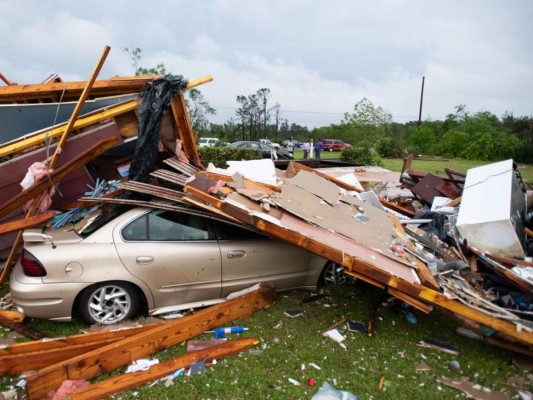 FOTOS: Caos y daños 'catrastróficos' dejan tornados al sur de Estados Unidos