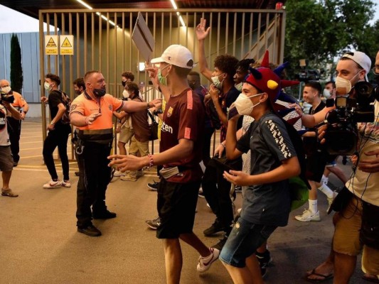 Invasión en el Camp Nou y disturbios de aficionados por la salida de Messi (FOTOS)