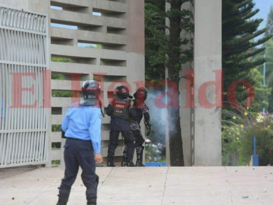 FOTOS: Nueva batalla campal entre universitarios y policías en la UNAH