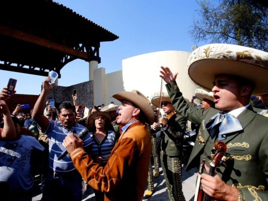 Con mariachis y retratos, fanáticos rinden homenaje a Vicente Fernández