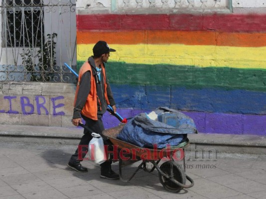 FOTOS: Pintada con la bandera LGTBI amanece iglesia Los Dolores   