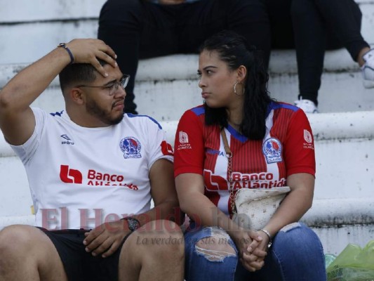 Bellezas y ambiente de la afición merengue en el Olímpico para el clásico capitalino en SPS