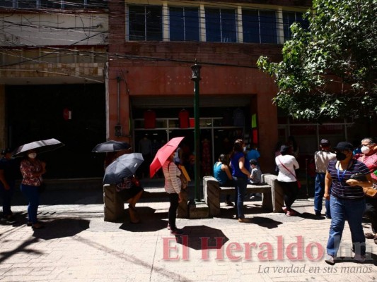 Masiva afluencia de personas durante circulación de dos dígitos (FOTOS)