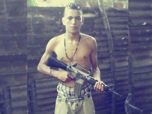 Mareros salvadoreño de la MS-13 exhiben sus armas en redes sociales