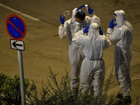 FOTOS: Rigurosa inspección en Hong Kong tras infección en cena familiar