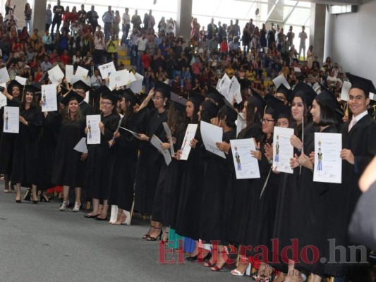 FOTOS: Llenos de ilusiones, 1,280 profesionales se graduaron en la UNAH