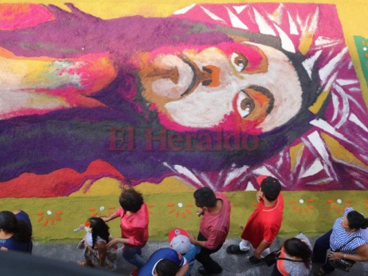 Coloridas alfombras de aserrín engalanan procesiones de este Viernes Santo