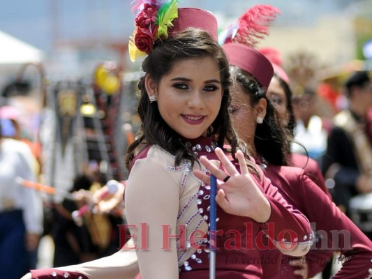 FOTOS: Los rostros más bellos de las jóvenes en los desfiles patrios