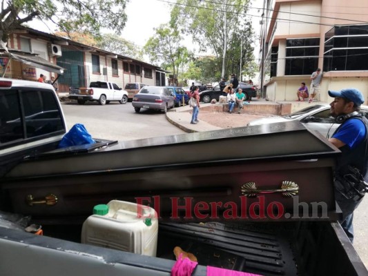 FOTOS: Familiares de reos asesinados en cárcel La Tolva reclaman cuerpos de la morgue