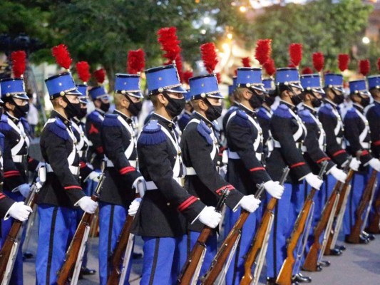 Algarabía en Plaza de las Banderas para conmemorar los 199 años de Independencia