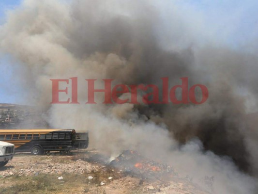 Las imágenes del voraz incendio en El Carrizal que amenaza con quemar los vehículos de un yonker