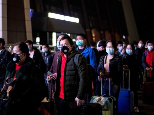 FOTOS: Miles de pasajeros abandonan Wuhan tras el fin del confinamiento