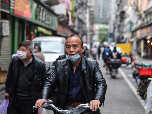 Entre llanto y abrazos, Wuhan celebra el fin de confinamiento por Covid-19