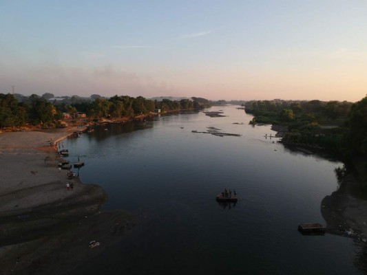 FOTOS: Caravana migrante espera; México refuerza vigilancia en la frontera sur