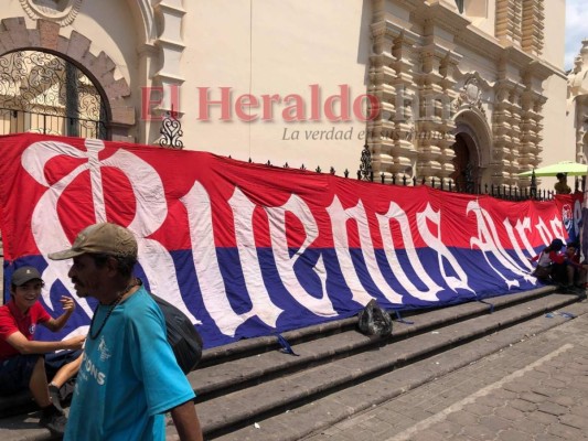 Ultra Fiel llena de algarabía la Plaza Central de Tegucigalpa previo al clásico entre Olimpia y Motagua