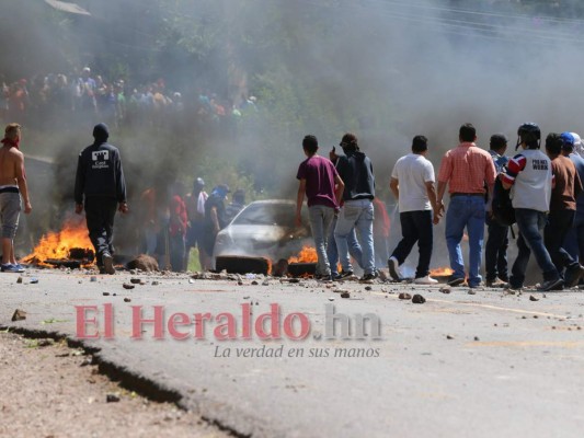 Protestas en El Chimbo: gaseados, padres con bebé en brazos e incendios