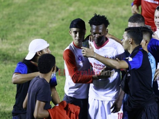 FOTOS: Ultra Fiel ingresó a la cancha y festejó con jugadores de Olimpia tras avanzar a la final