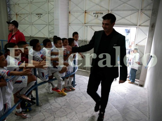 Llegada de la barra del Olimpia y aficionados del Motagua al Nacional