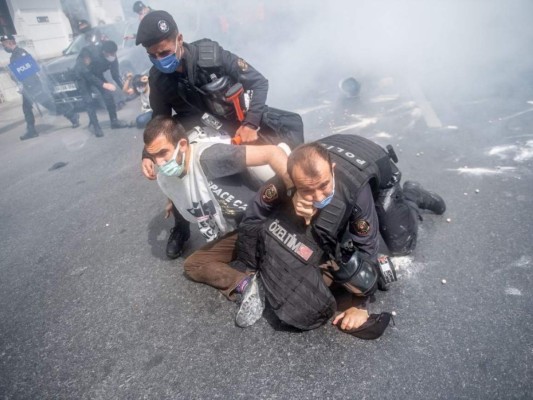 Con protestas y detenidos, así celebró el mundo el Día del Trabajador (FOTOS)