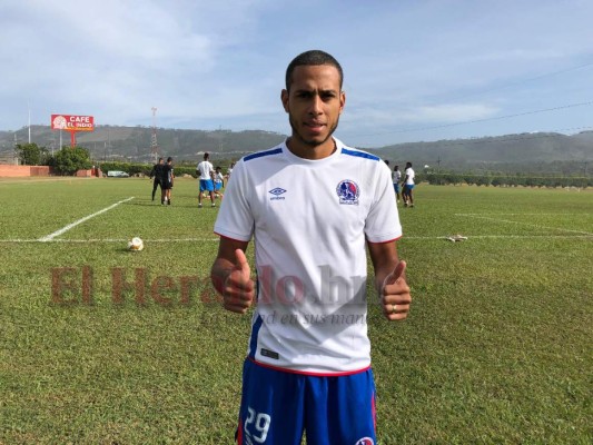 FOTOS: Vestido de blanco y muy sonriente, así llegó Eddie Hernández al entrenamiento de Olimpia