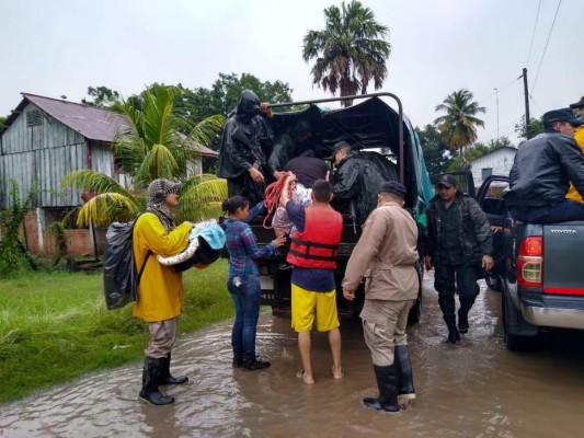 Derrumbes, puentes caídos y hundimiento de carreteras, los estragos que provoca Eta en Honduras