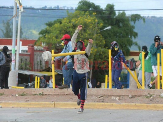 FOTOS: Nueva batalla campal entre universitarios y policías en la UNAH