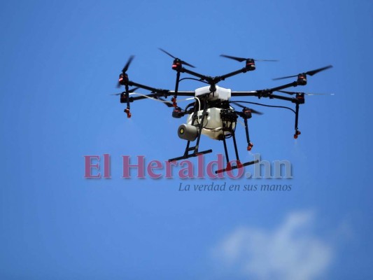 FOTOS: Con drones rocían desinfectante en varias zonas de la capital