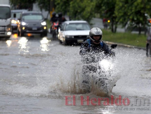 Calles bajo el agua y largas colas: lluvias dejan anegada la capital