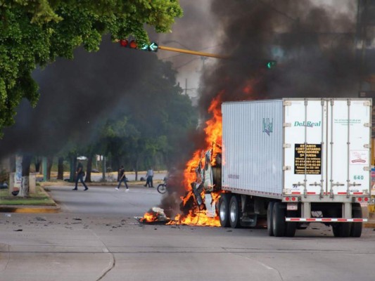 Las imágenes del infierno en Culiacán tras fallida captura de hijo de 'El Chapo'