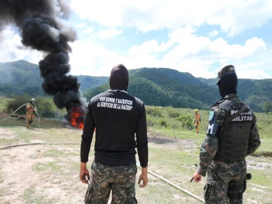 FOTOS: Queman más de 1,200 kilos de cocaína decomisados en La Mosquitia